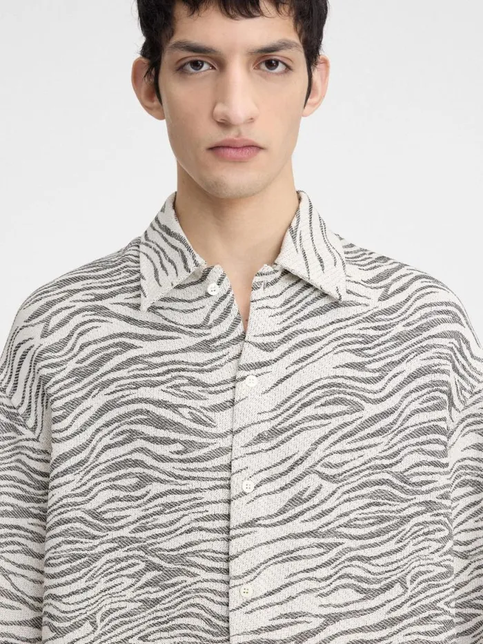 The Corto Shirt Jacquard Mottled Zebra Black Men JACQUEMUS Shirts The Corto Shirt Jacquard Mottled Zebra Black Men JACQUEMUS Shirts