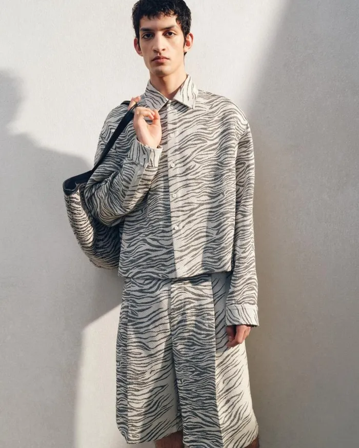 The Corto Shirt Jacquard Mottled Zebra Black Men JACQUEMUS Shirts The Corto Shirt Jacquard Mottled Zebra Black Men JACQUEMUS Shirts