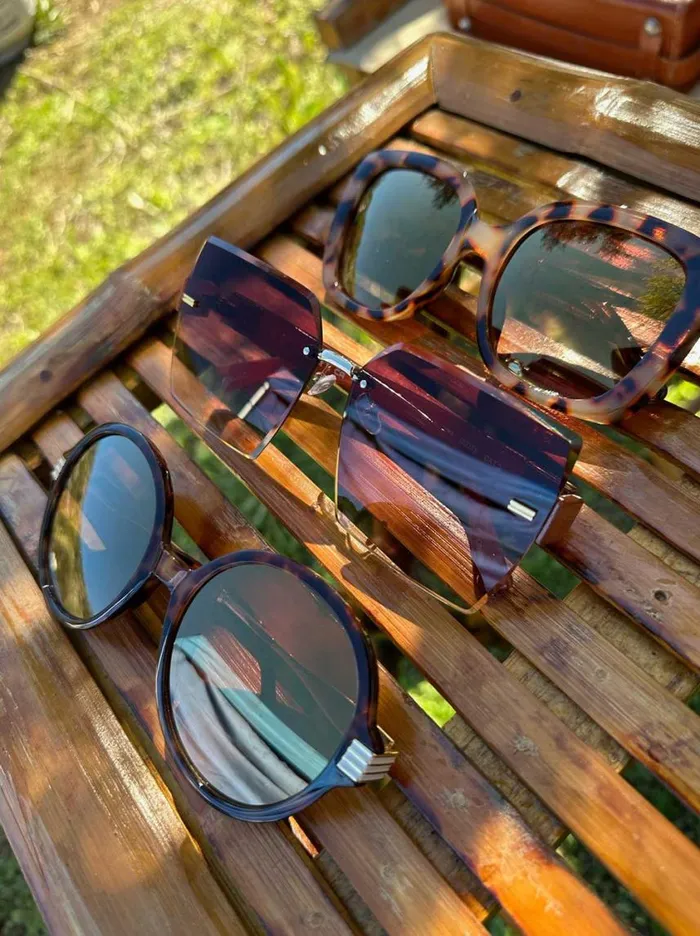 Women Sunglasses Jessica Simpson Glamorous Cat Eye Vented Temple Sunglasses In Tortoise