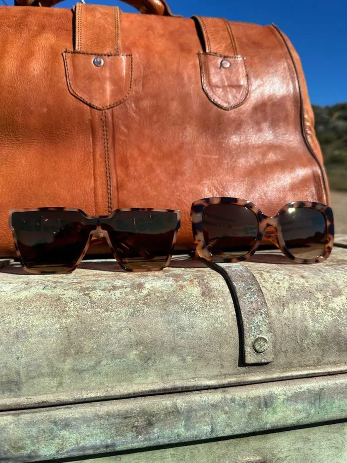 Women Sunglasses Jessica Simpson Glamorous Cat Eye Vented Temple Sunglasses In Tortoise